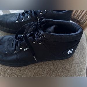 Etnies men’s sneakers 12 black mid top skater vgc